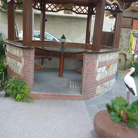 къща